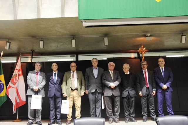 O presidente do TJSP também conheceu o plenário do TCMSP, acompanhado dos conselheiros e de outros convidados