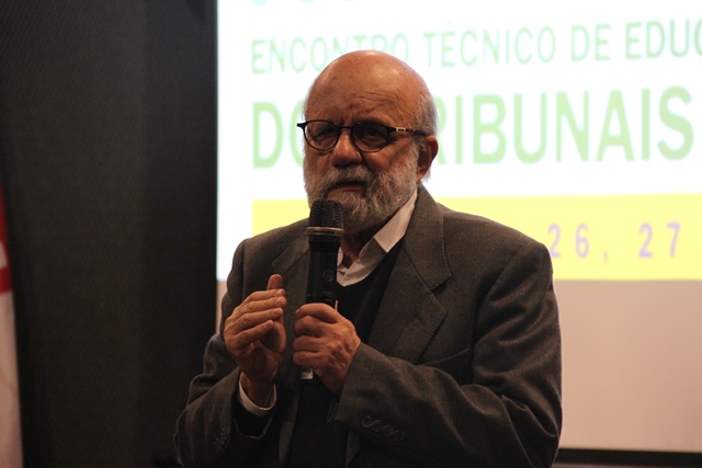 Fernando de Almeida, professor com mestrado e doutorado em Filosofia da Educação pela Pontifícia Universidade Católica de São Paulo (PUC-SP)
