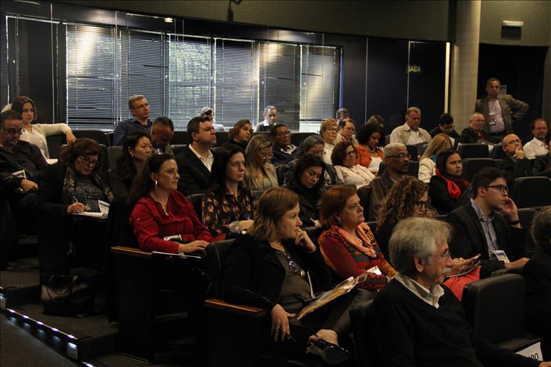 "Debate sobre tecnologia e educação"