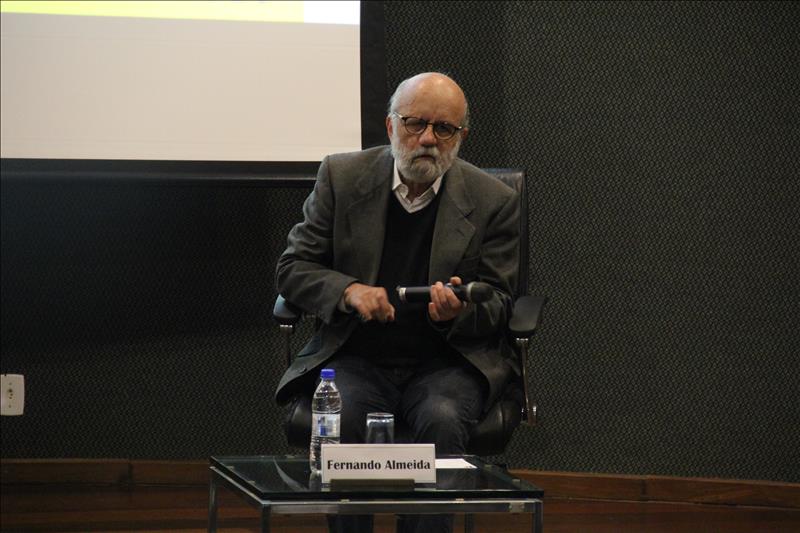 Fernando de Almeida, professor com mestrado e doutorado em Filosofia da Educação pela Pontifícia Universidade Católica de São Paulo (PUC-SP)