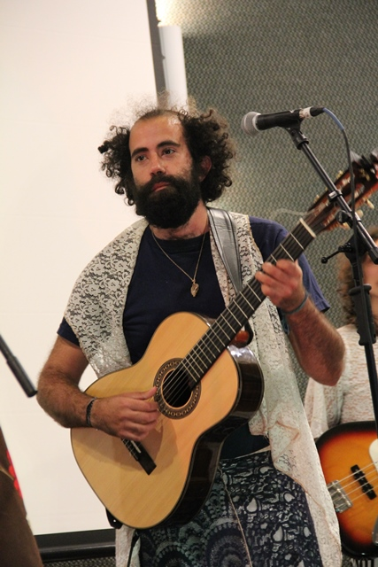 Noubar Sarkissian Júnior, no violão