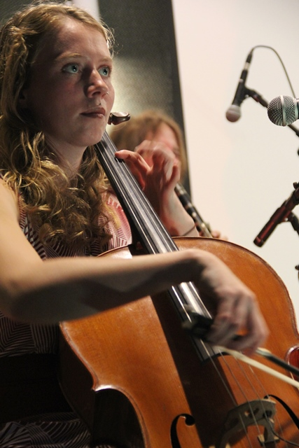 Marie Tisser, no violoncelo