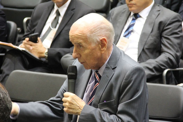 Ao final do debate, houve espaço para perguntas aos integrantes da mesa