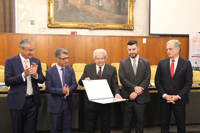 Entrega da placa a Celso Bandeira de Mello em reconhecimento à contribuição para o Direito Administrativo ibero-americano