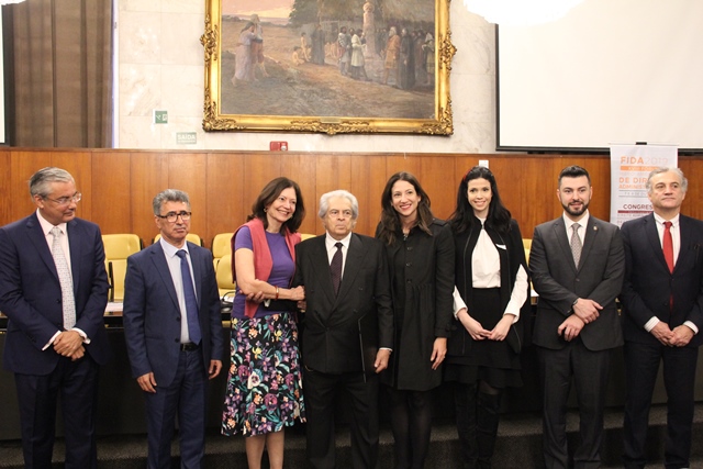Celso Bandeira de Mello recebeu as homenagens na Câmara Municipal ao lado da mulher, Weida Zancaner, e das filhas Gabriela e Carolina