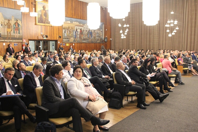 O público lotou o Salão Nobre da Câmara Municipal para acompanhar a abertura do Congresso Internacional