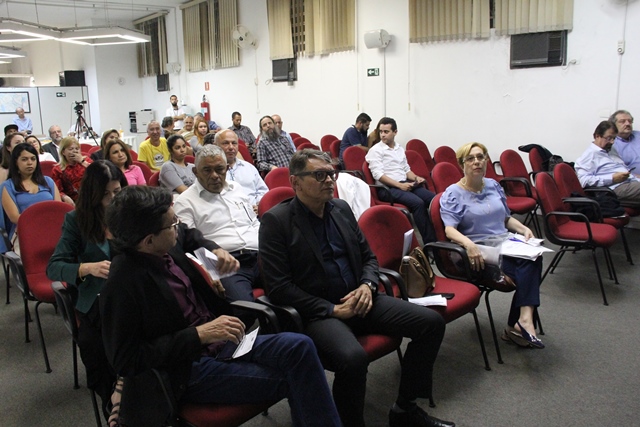 O público da região da Subprefeitura Jabaquara acompanha a apresentação no auditório da distrital da Associação Comercial de São Paulo