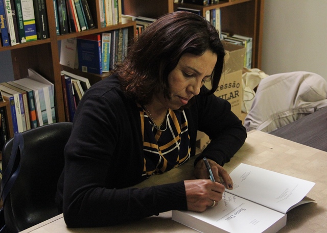 Luciana Dias autografando seu livro sobre a vida de Santo Dias