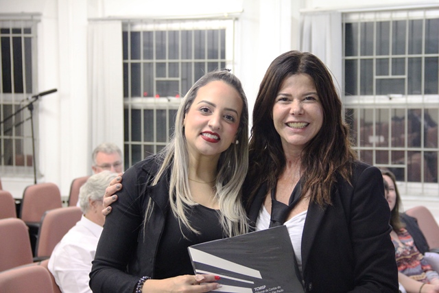 Renata Paes foi presenteada com o livro dos 50 anos do TCMSP