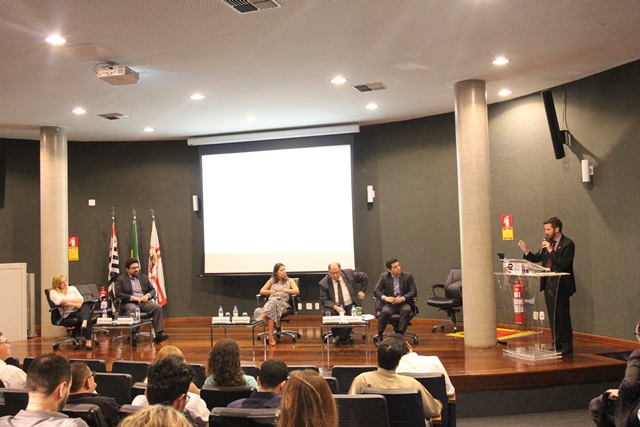 Mesa de debate sobre o tema Conformidade e Qualidade