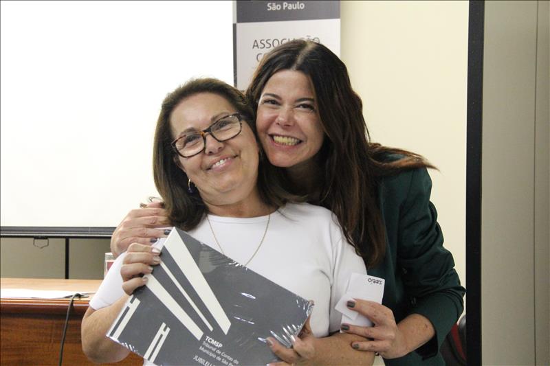 Cira Coeli foi a primeira ganhadora do livro comemorativo do Jubileu de Ouro do TCMSP