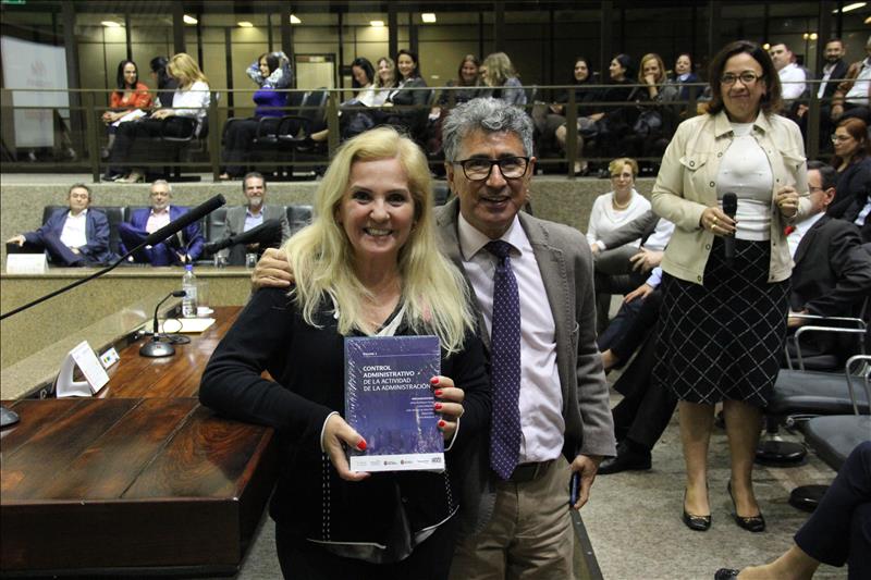 Glaucia Braga, recebe das mãos do Presidente do TCMSP, João Antonio da Silva Filho,  o livro comemorativo do Jubileu de Ouro do TCMSP