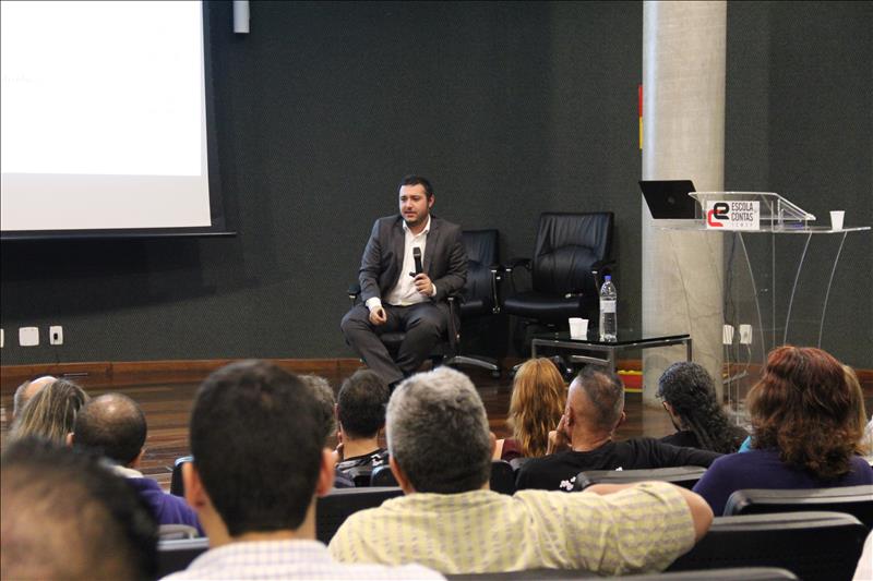 Participantes assistem aula de especialista