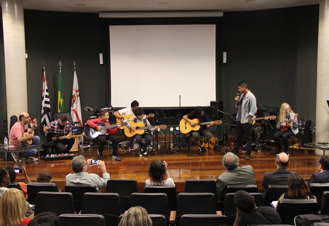 Os alunos da EMEF Caio Sérgio Pompeu de Toledo apresentaram o “Projeto Violão”, iniciativa que objetiva construir um espaço para professores e alunos compartilhar música
