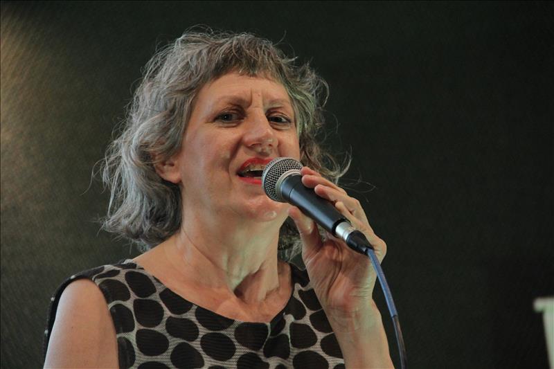 Ná Ozzetti iniciou a carreira no  começo dos anos 1980 com o grupo Rumo