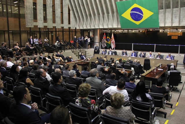 O plenário Paulo Pianet Buarque estava lotado para a posse de João Antonio nesta segunda-feira (27/01)