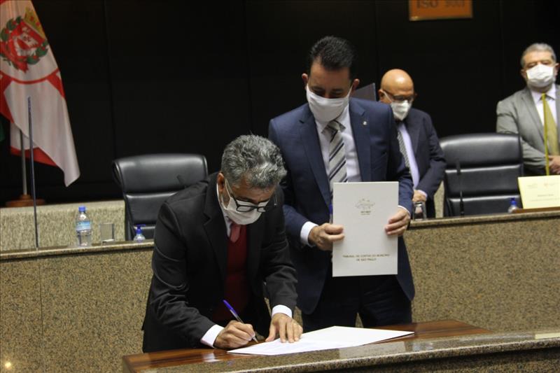 Os presidentes do Tribunal de Contas do Município de São Paulo (TCMSP), conselheiro João Antonio da Silva Filho, e do Consórcio Intermunicipal do Grande ABC, Paulo Henrique Serra, assinam o termo do Acordo de Cooperação Técnica. 