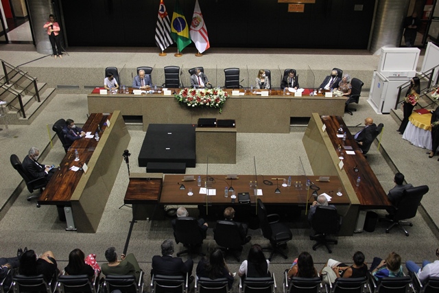 Composição da mesa com os homenageados