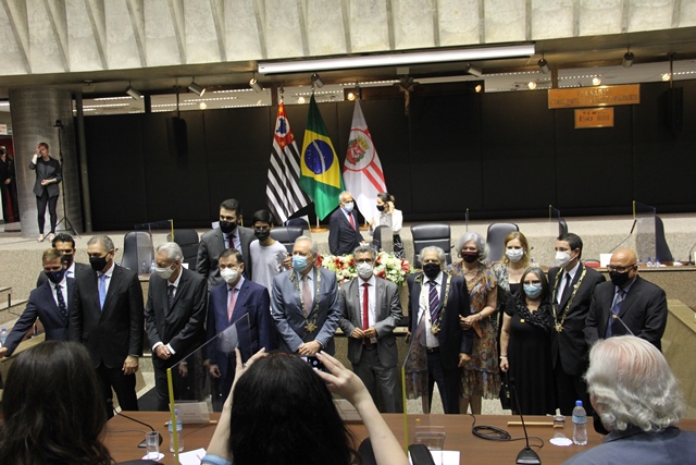 Foto final com os homenageados e autoridades juntos