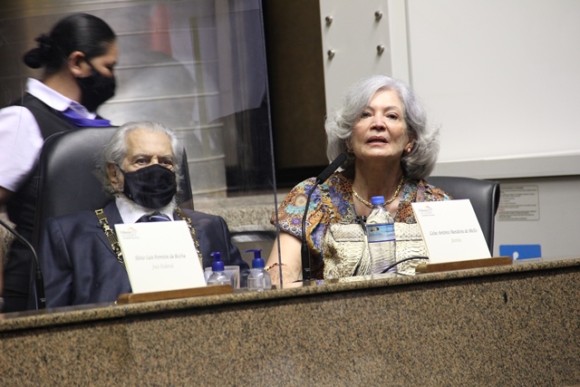 Coube à esposa do jurista Celso Antônio Bandeira de Mello, a professora Weida Zancaner Bandeira de Mello, representá-lo na leitura das suas palavras de agradecimento