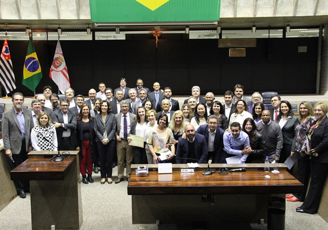 Equipe de técnicos do Cidadania em Contas após apresentação no plenário