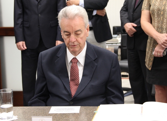 Conselheiro Domingos Dissei faz juramento de posse como vice-presidente do TCM