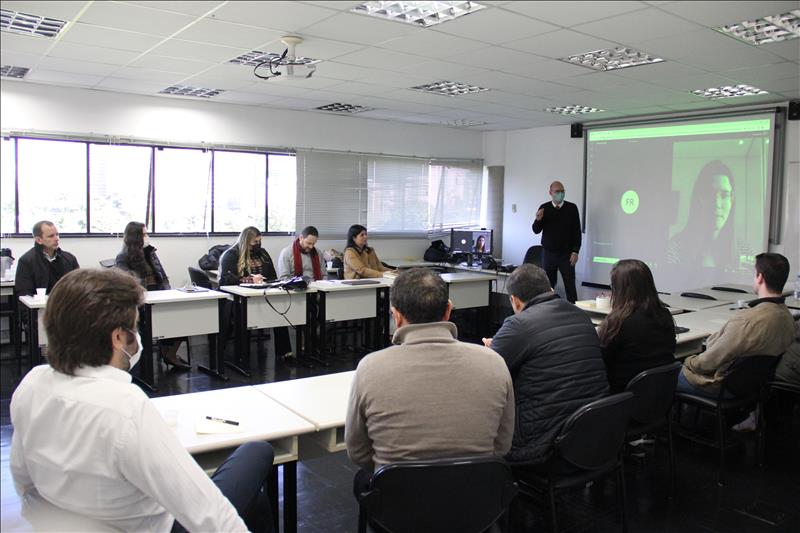 Os integrantes participaram presencialmente e virtualmente da reunião