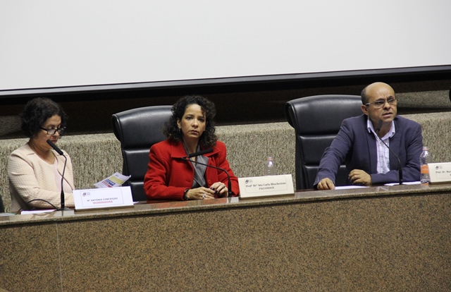 A mesa de debates foi mediada pela professora Antonia Conceição dos Santos