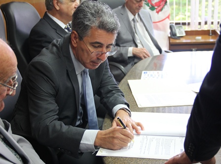 Presidente do TCM, João Antonio, durante a assinatura do Termo de Cooperação