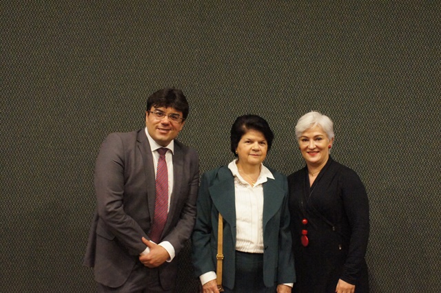 Professora Maria Sylvia Zanella Di Pietro ladeada por Silvio Gabriel Serrano e pela moderadora Christianne Stroppa