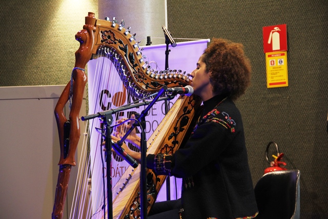 Sarah Alencar encantou o público com a harpa paraguaia.