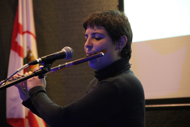 Priscila Ribeiro com sua flauta tocou diversos clássicos da música caipira.