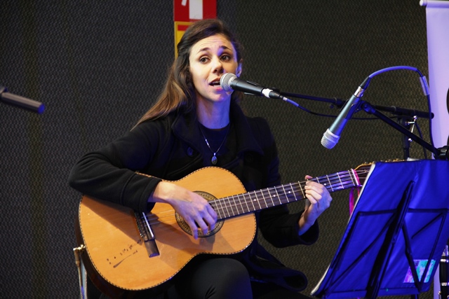 Alice Oliveira emplacou sucessos da música caipira com sua viola.