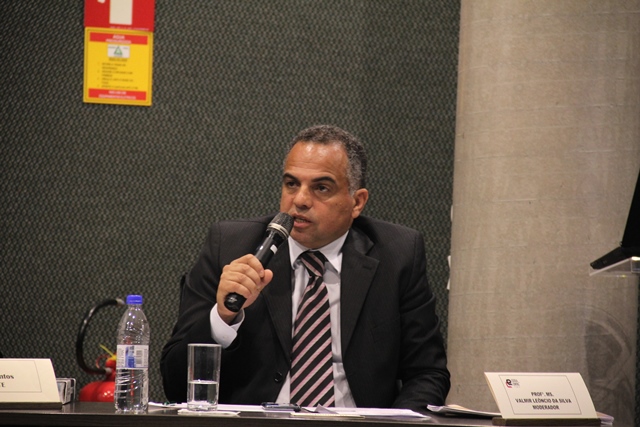 O mediador do evento, Prof. Ms. Valmir Leôncio da Silva.