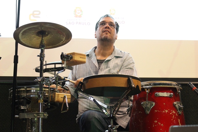 Vinicius Barros na percussão 
