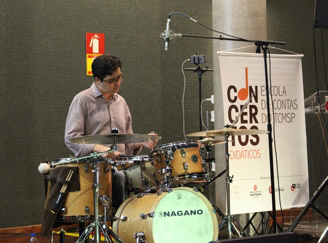 Leandro Lui na bateria