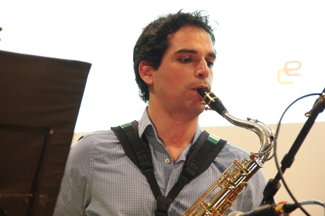 Luis Santiago Málaga, saxofone e clarinete.