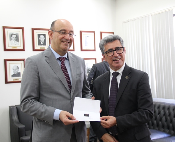 Gianpaolo Poggio Smanio recebe réplica do selo comemorativo do Tribunal de Contas do Município de São Paulo 