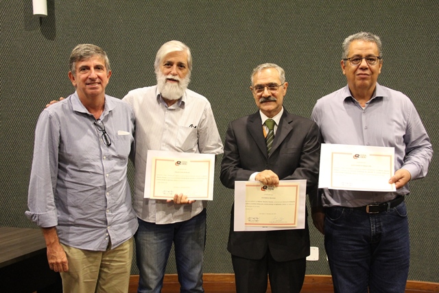 Ao final, os participantes receberam o certificado da Escola de Contas pela exposição