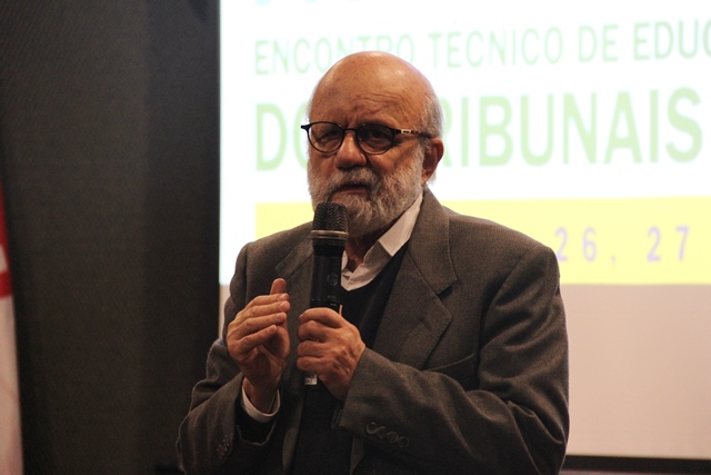 Fernando de Almeida, professor com mestrado e doutorado em Filosofia da Educação pela Pontifícia Universidade Católica de São Paulo (PUC-SP)