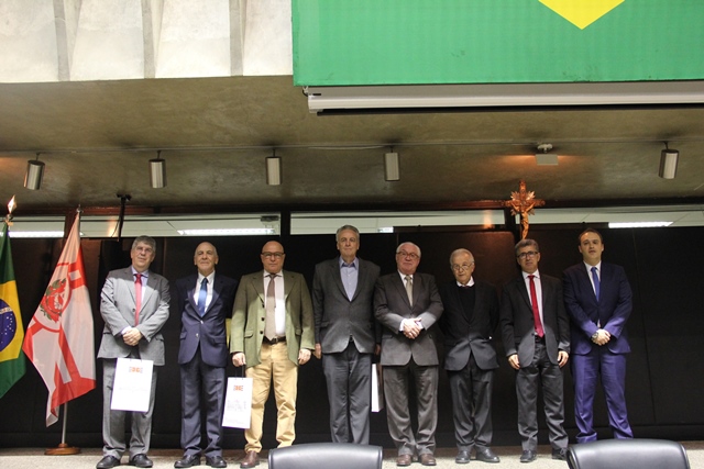 Conselheiros do TCMSP e convidados de Manoel de Queiróz Pereira Calças posam no Plenário da Instituição