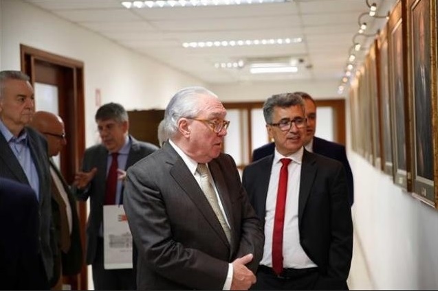 O presidente do TJSP, Manoel de Queiroz Pereira Calças, conheceu o hall de Presidentes do TCMSP acompanhado do presidente João Antonio