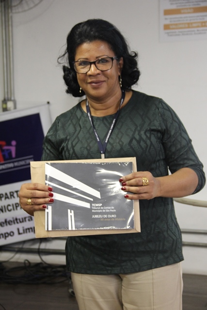 Subprefeita Claudete Pereira da Silva, com livro comemorativo do Jubileu de Ouro do TCMSP