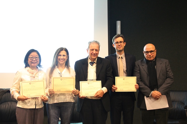 Os participantes do debate receberam certificados pelo debate sobre Cidades Inteligentes