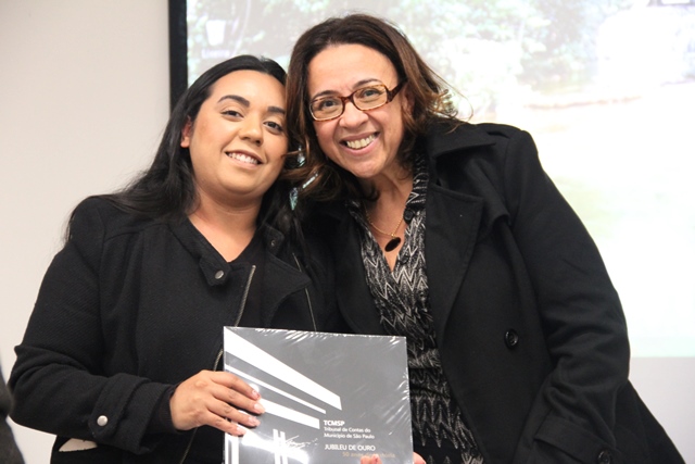 Isabel Batista da Silva, ganhadora do livro comemorativo do Jubileu de Ouro do TCMSP