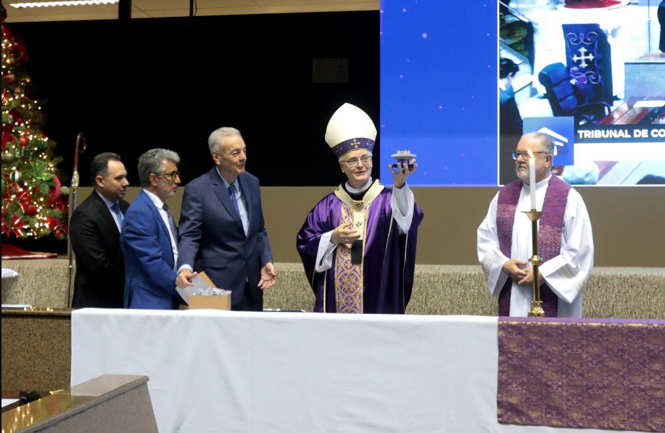 Os Conselheiros do TCMSP presentearam o Cardeal Dom Odilo com uma réplica em miniatura do edifício-sede do TCMSP. | Foto: Hilton Souza