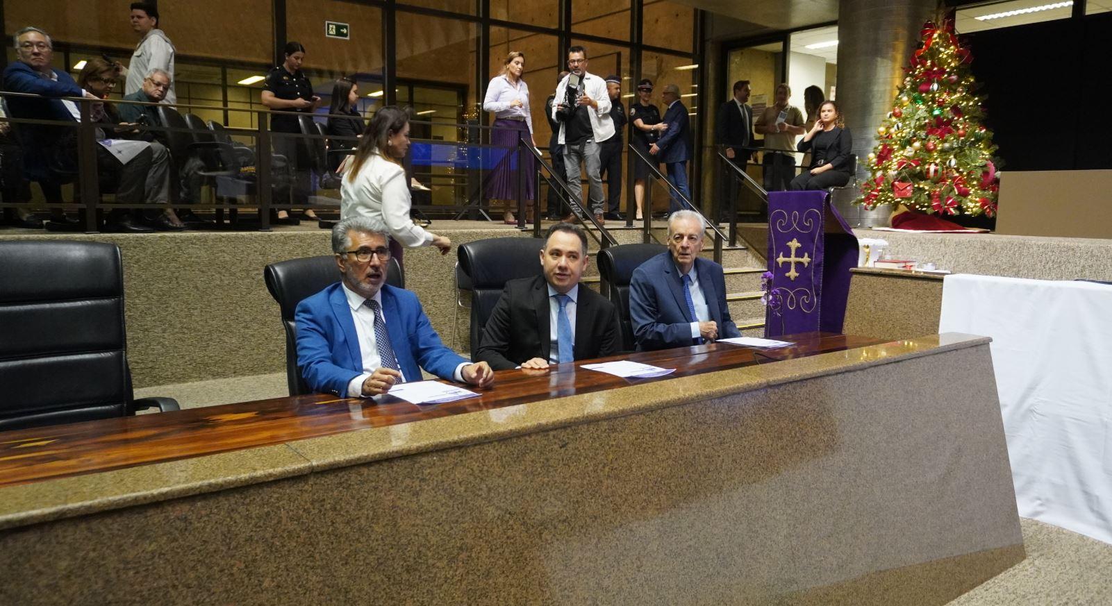 Acompanharam a Missa o Presidente do TCMSP, Conselheiro Domingos Dissei (à direita), o Vice-Presidente, Conselheiro Ricardo Torres (ao centro) e o Conselheiro João Antonio (à esquerda).