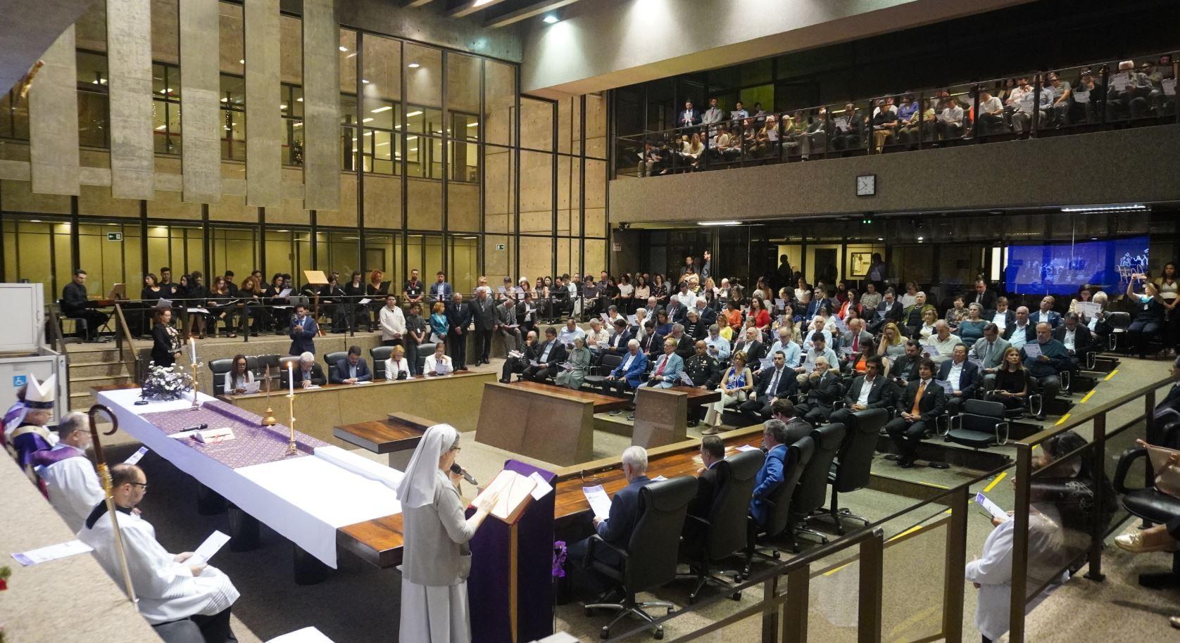 Mais de 200 pessoas lotaram o Plenário do TCMSP durante a Missa.