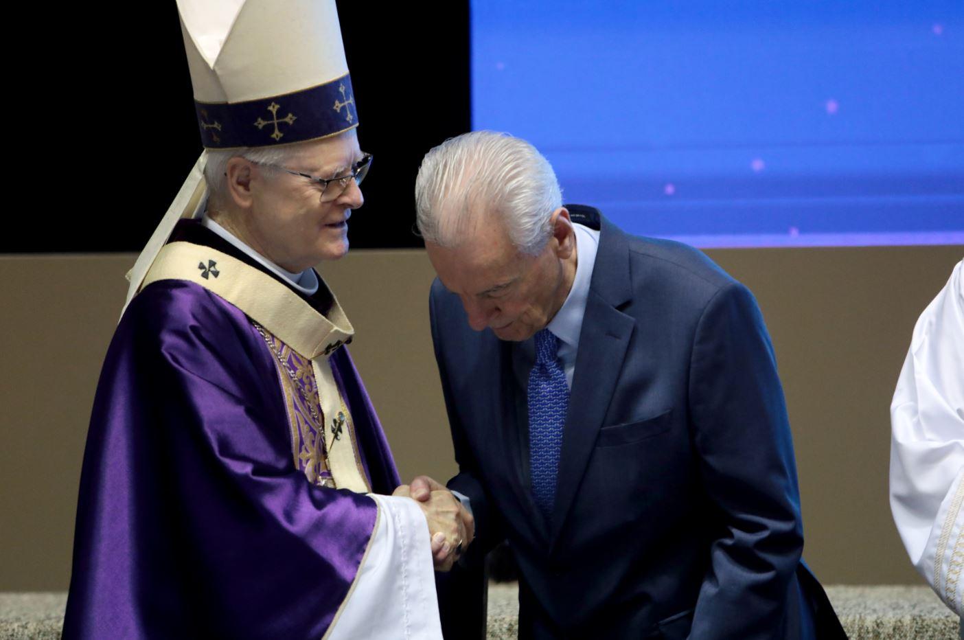 O Presidente Domingos Dissei agradeceu o aceite do Cardeal Dom Odilo Scherer ao convite para presidir a Missa no Plenário do TCMSP. | Foto: Hilton Souza