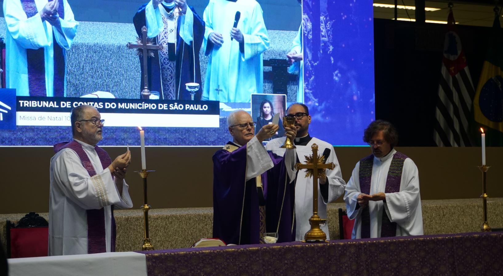 O Cardeal Dom Odilo Scherer foi acompanhado pelos concelebrantes Pe. Antônio Seganfredo, Pe. Luis Tosi e Pe. Assis Donizete.